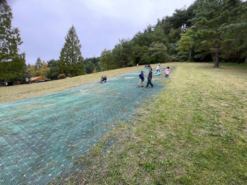 十種ヶ峰ウッドパークオートキャンプ場の人工芝滑り