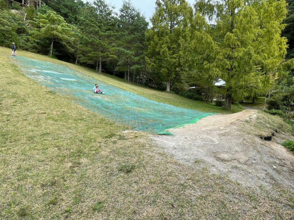 十種ヶ峰ウッドパークオートキャンプ場の人工芝滑り